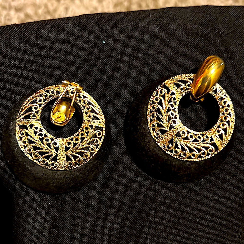 Vintage women’s earrings excellent condition